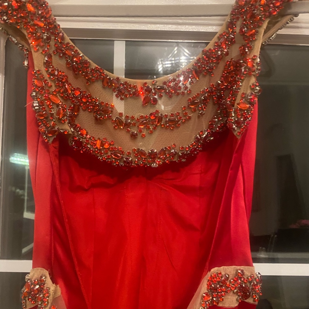 Sherri Hill stunning floor length gown w train